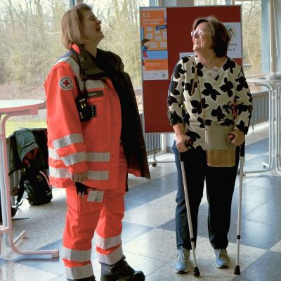Erste Gespräche mit den Sanitätern - Foto: Jürgen Küppers