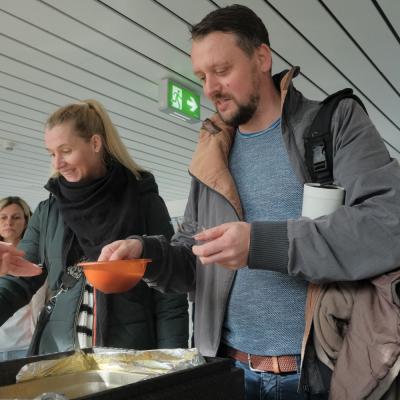 Bei der Suppenausgabe - Foto: Jürgen Küppers