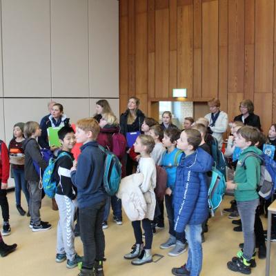 Die ersten Teams sammeln sich zur Bearbeitung im Hörsaal 3