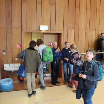 Teams auf dem Weg aus dem Hörsaal